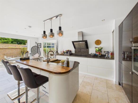 4 bed Detached for sale Image 9