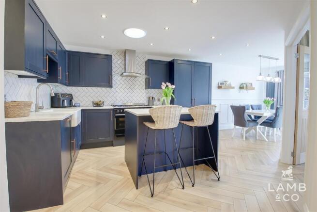 KITCHEN/DINING AREA