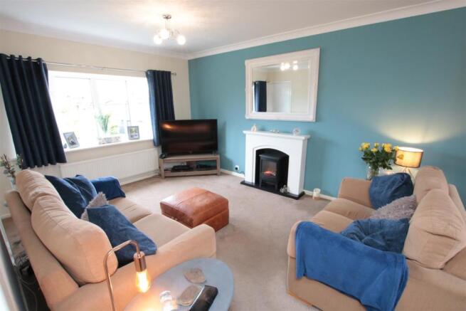 OPEN PLAN LOUNGE & DINING ROOM