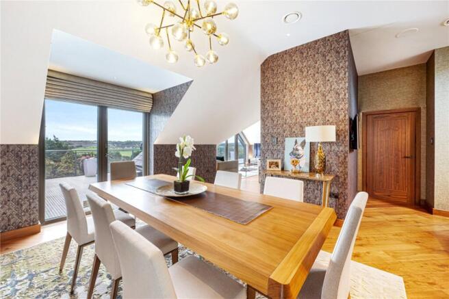 5 bed Detached for sale Image 10