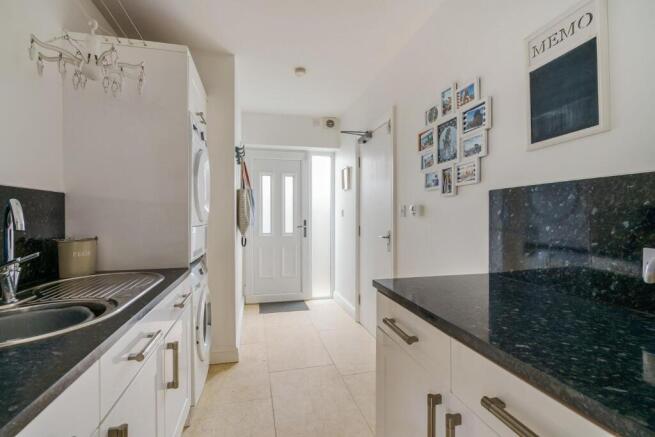 5 bed Detached for sale Image 8
