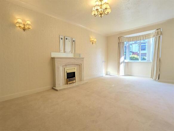 LOUNGE WITH DINING AREA