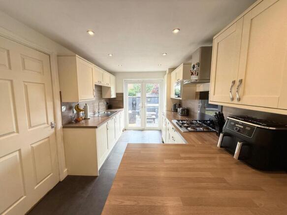 5 bed Semi-Detached for sale Image 7