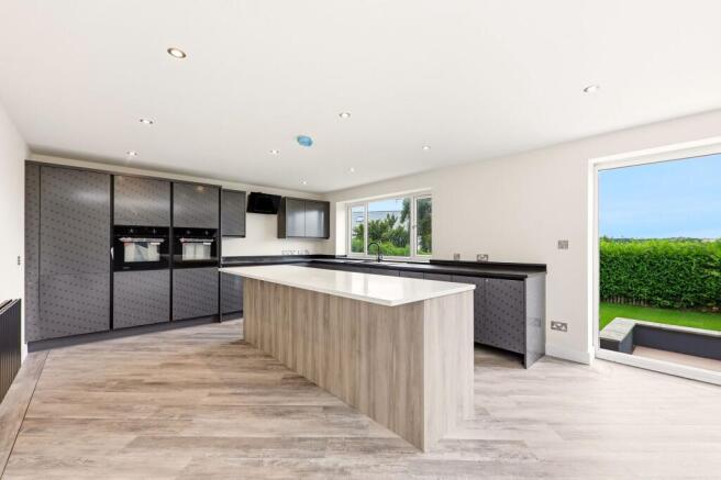 4 bed Detached for sale Image 11