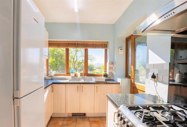 3 bed Semi-Detached for sale Image 9