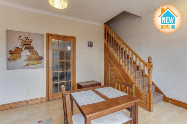 SITTING ROOM / DINING ROOM:
