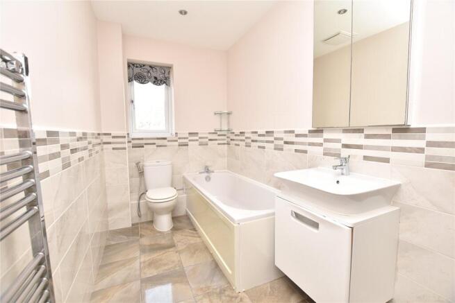 5 bed Detached for sale Image 8