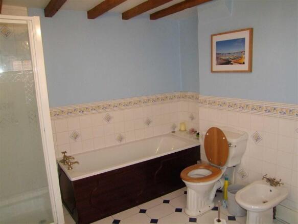 SPACIOUS BATHROOM