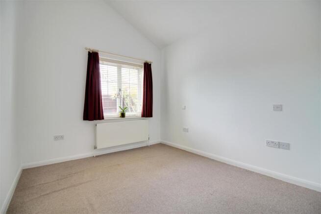 Upton Gdns 3 bed 1.jpg