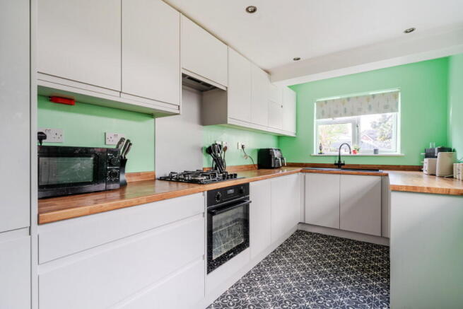 Spacious 1,268sq ft Victorian Home with West facing garden photo 4