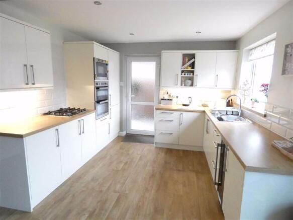 'L' SHAPED DINING KITCHEN