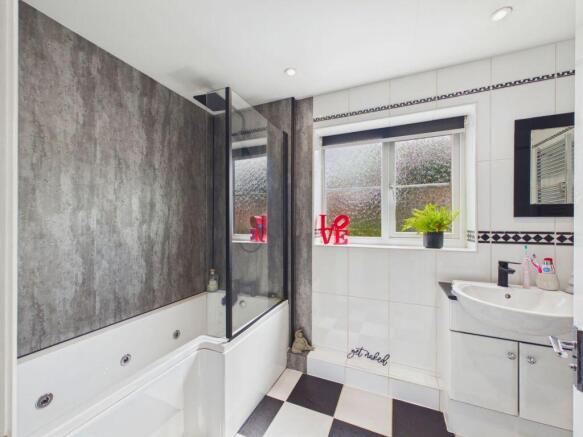 5 bed Detached for sale Image 10