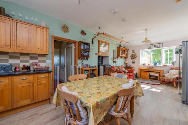Kitchen/ Dining Room