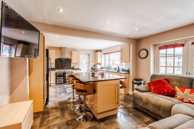 6 bed Detached for sale Image 8