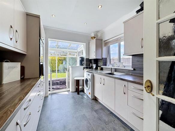 3 bed House for sale Image 4