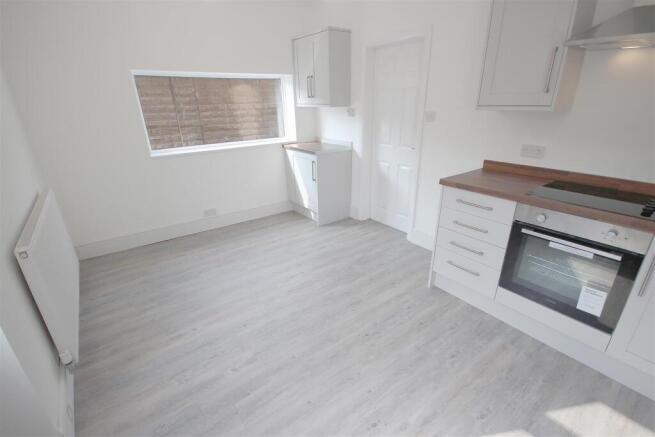 2 bed Semi-Detached to rent Image 12