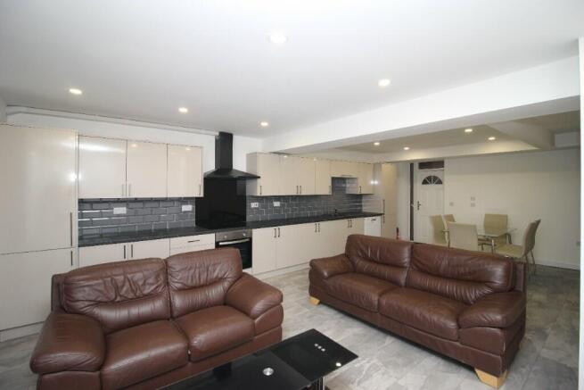 6 bed Terraced to rent Image 5