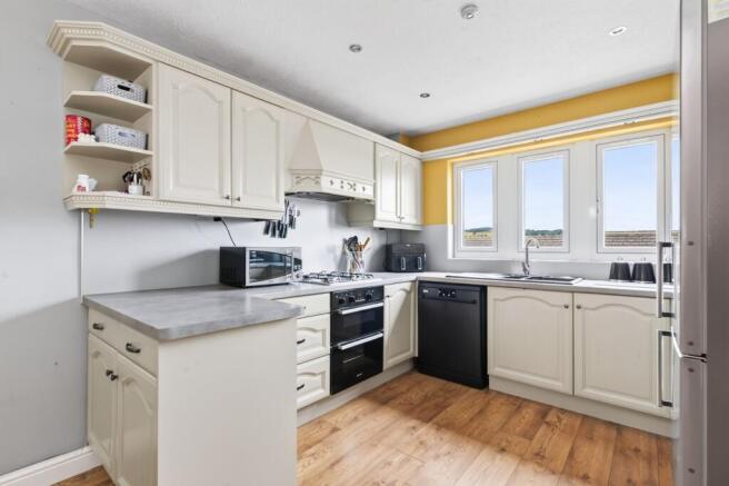5 bed Detached for sale Image 7