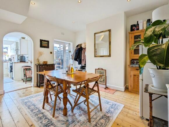 2 bed Terraced to rent Image 6
