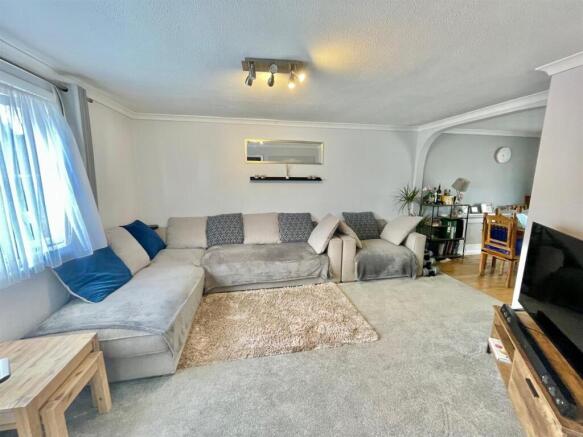 12 Greville Close Lounge.jpg