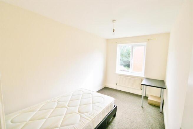 3 bed Flat to rent Image 7