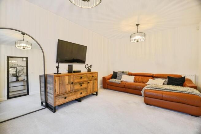 5 bed Detached for sale Image 9