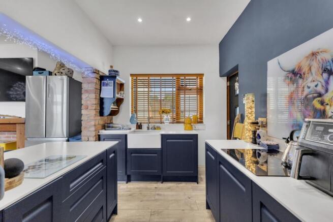 4 bed Detached for sale Image 11