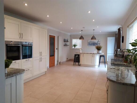 Kitchen 1.jpg