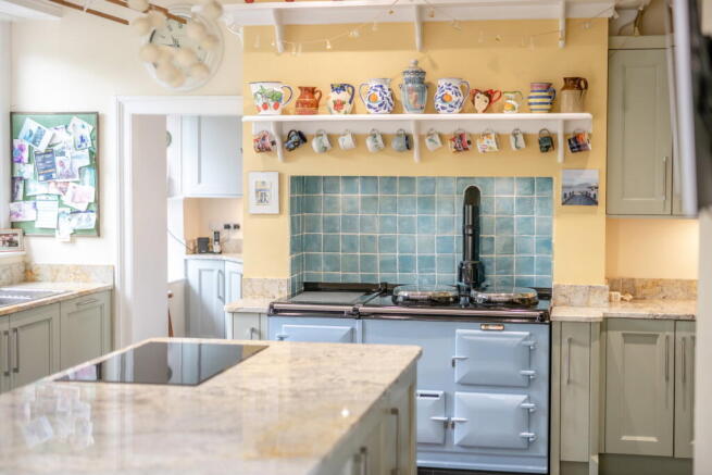 6 bed Detached for sale Image 12