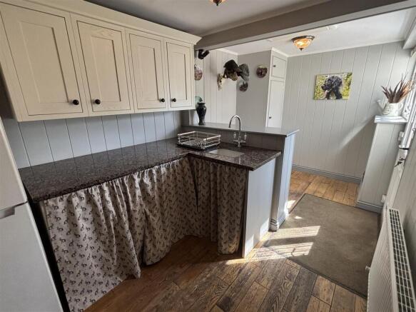 3 bed Semi-Detached for sale Image 11