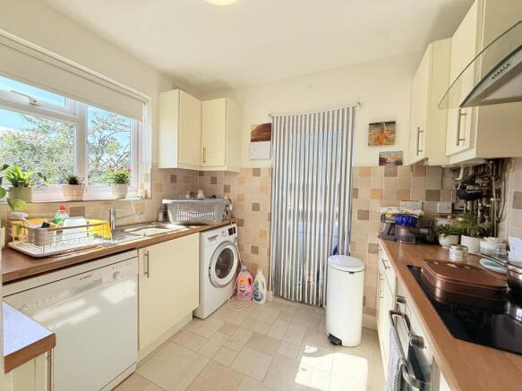 Premier Avenue, Grays, Essex, RM16 2SB photo 4