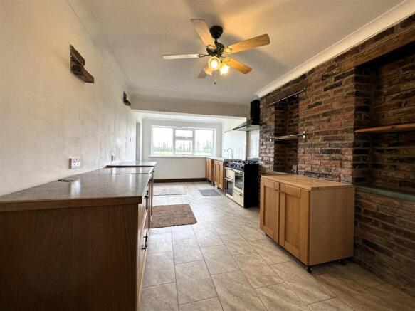 Kitchen 1.jpg
