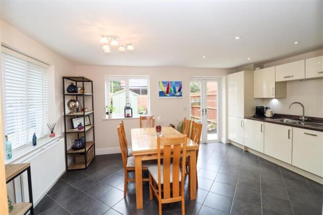 Jubilee Drive, Church Crookham, Fleet photo 4