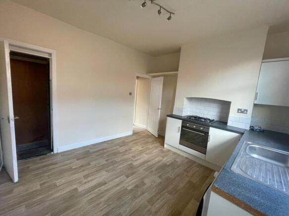 2 bed Terraced to rent Image 2