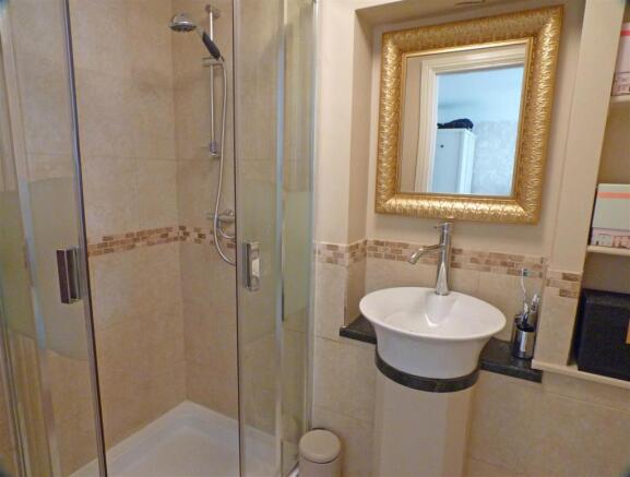 EN-SUITE SHOWER ROOM