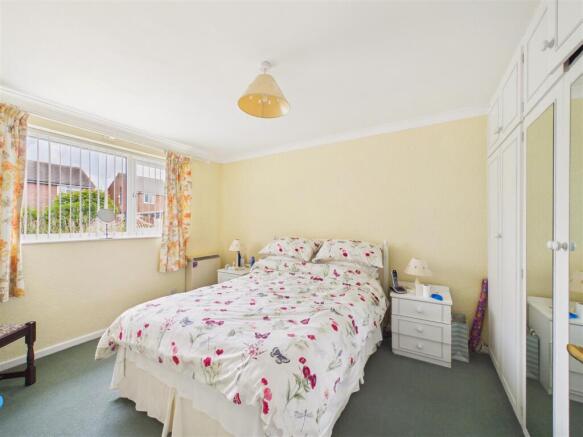 2 bed Semi-Detached Bungalow for sale Image 6