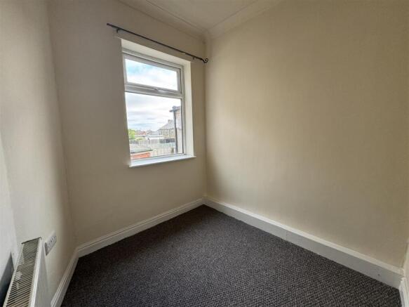 2 bed Terraced to rent Image 6