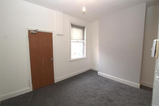 2 bed Terraced to rent Image 6