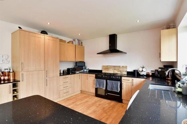 Kitchen/ Dining Room