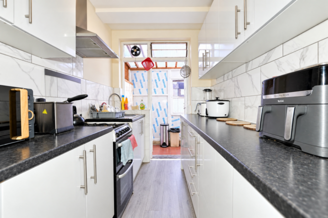Lawrence Avenue, London, London, E12 photo 4
