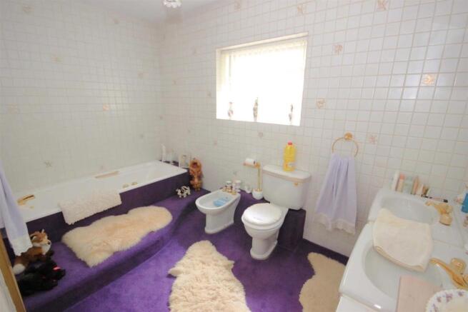 EN-SUITE BATHROOM