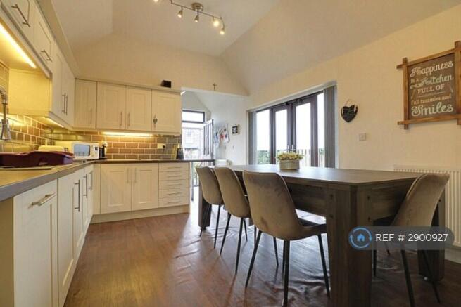 6 bed Semi-Detached to rent Image 5
