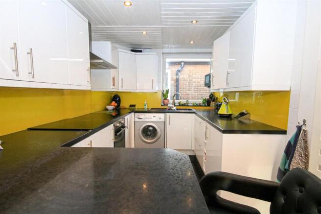 FITTED KITCHEN