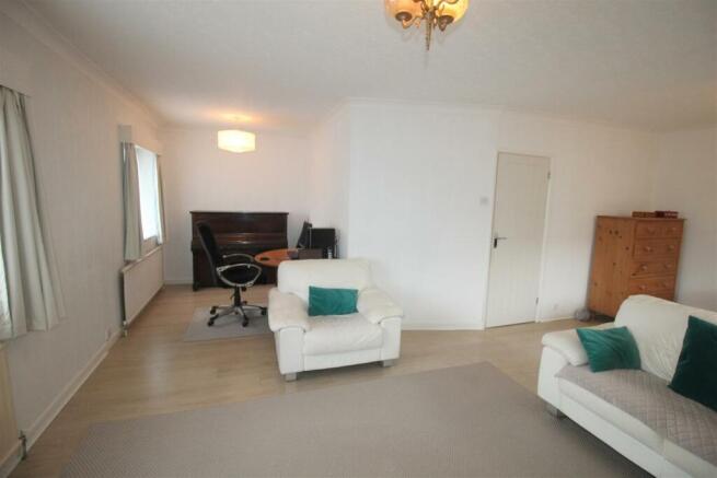 Clive Avenue, 33 Lounge.JPG