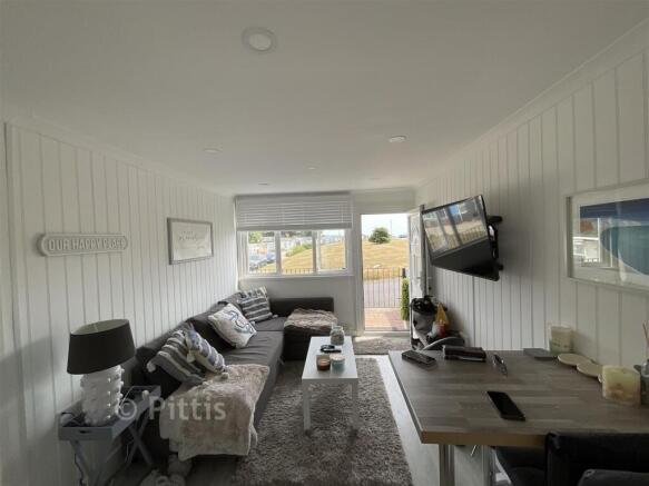 Lounge/Dining Area