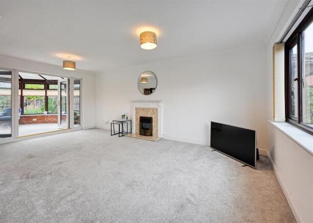 15 Midhurst Grove-3.jpg