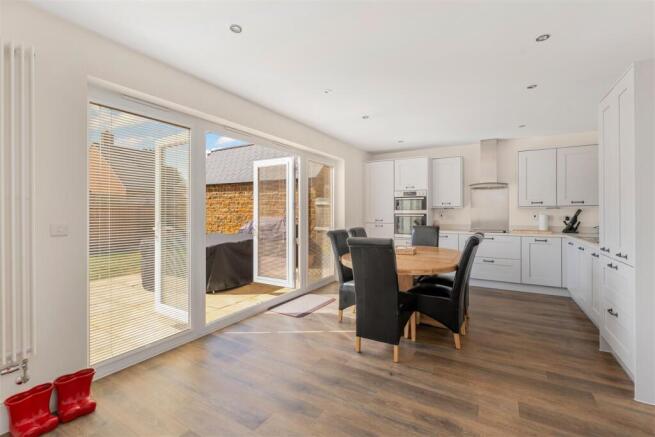 8 Selby Close, Banbury-5.jpg