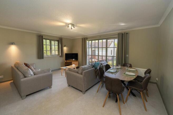 Lounge/Dining