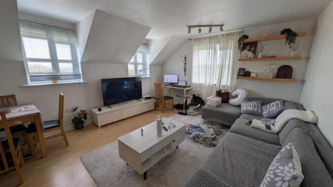 2 bed Apartment to rent Image 4
