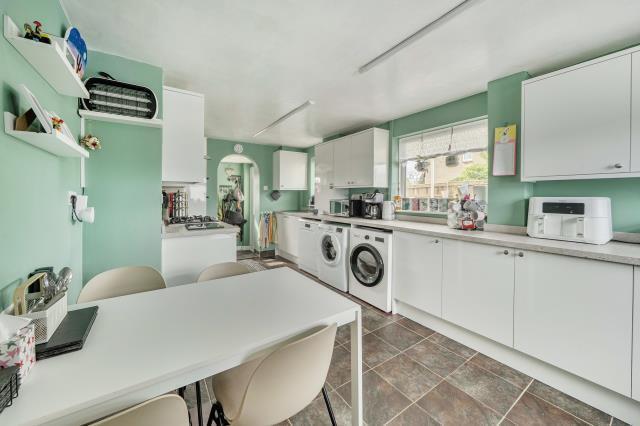 Bowling Green Close, Bampton photo 4